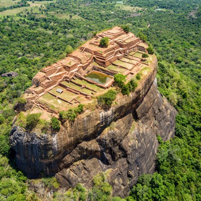 Beklim de rotsvesting van Sigiriya