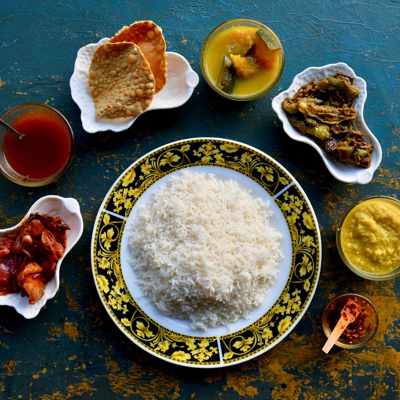 Rijst, curry en heel veel bijgerechten